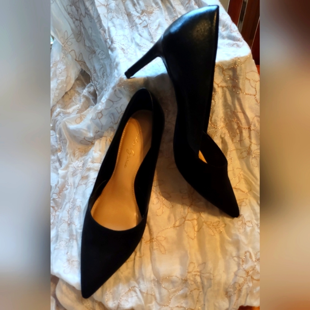 Woman's black pumps